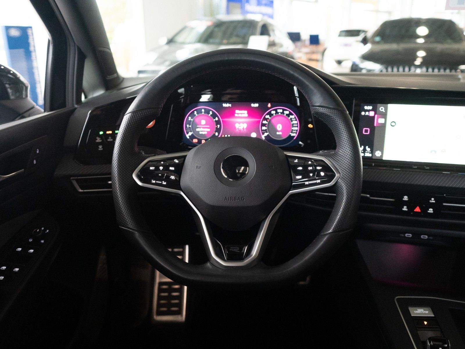 Fahrzeugabbildung Volkswagen Golf VIII Lim. R-Line eTSI AUTOM./STANDHZG./IQ-L