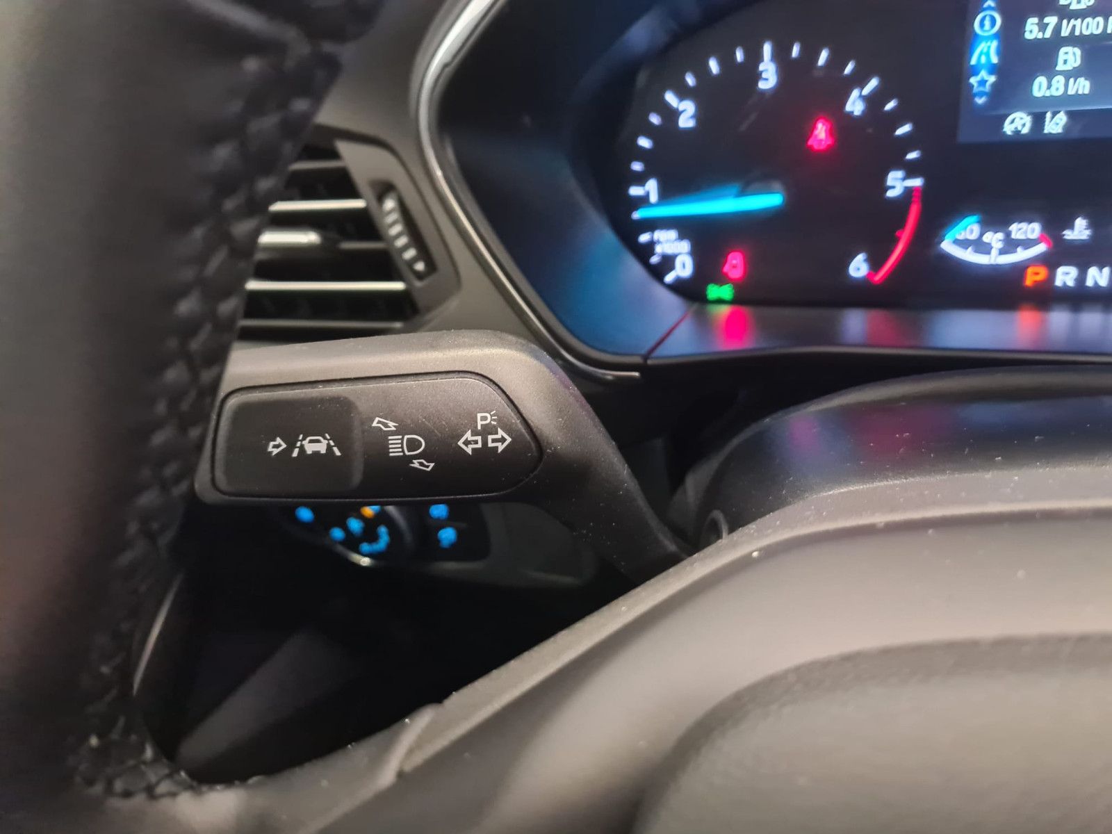 Fahrzeugabbildung Ford Focus Turnier Titanium / 1. Hand / SCHECKHEFT