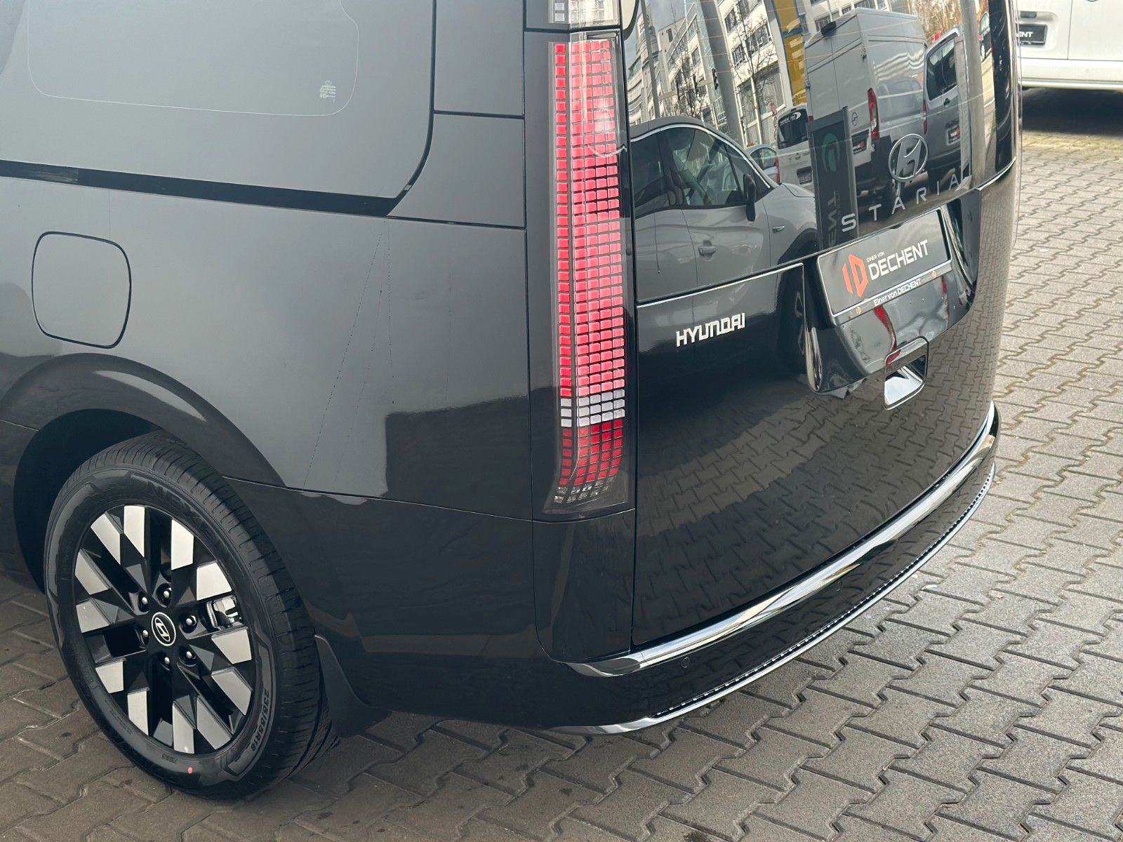 Fahrzeugabbildung Hyundai Staria Signature Hybrid 1.6l 215PS Panorama/Navi