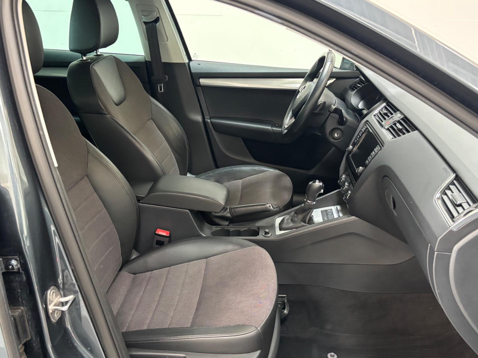 Skoda Octavia 2.0 TDI,Automatik,Scheckheft,Teilleder