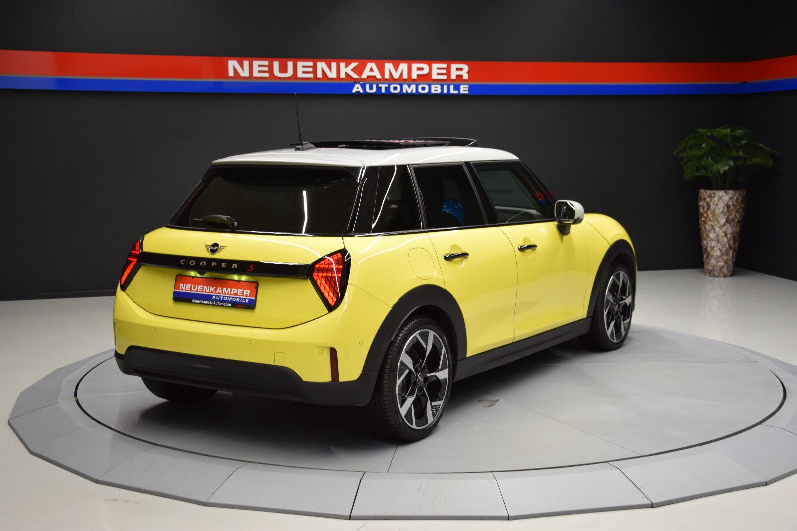 Fahrzeugabbildung MINI Cooper S Classic Trim 5-Türen Paket-L Pano h/k