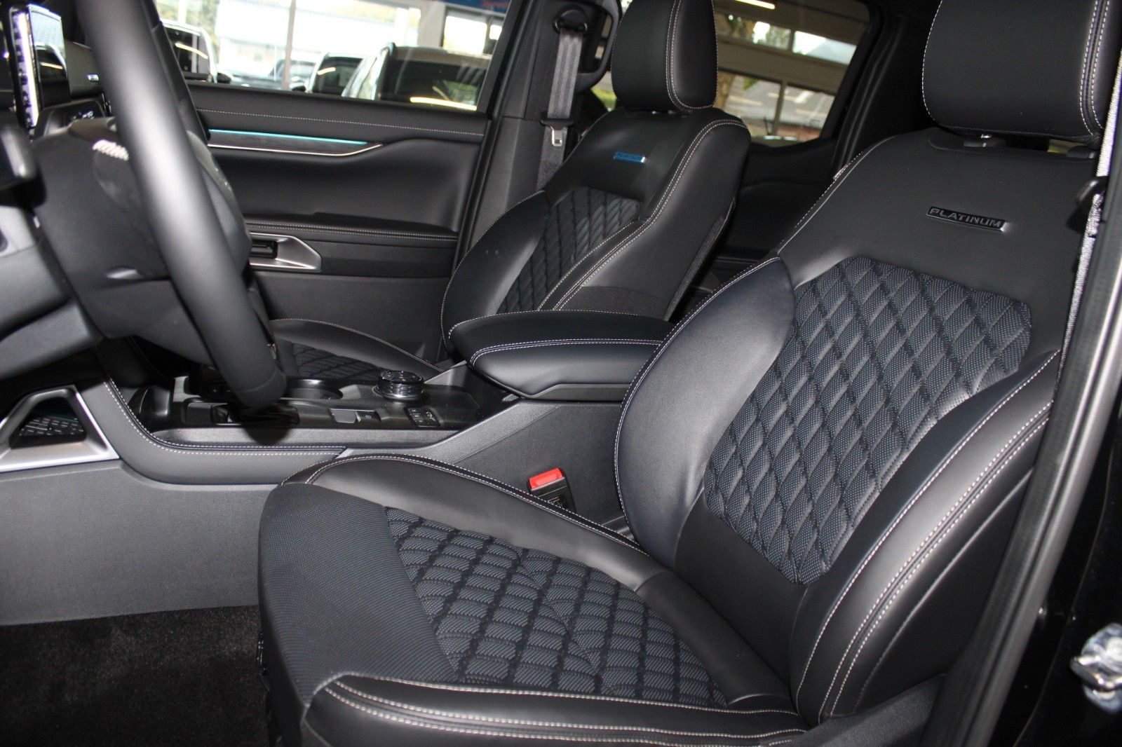 Fahrzeugabbildung Ford Ranger Platinum Automatik LEDER B&O ROLLO AHK