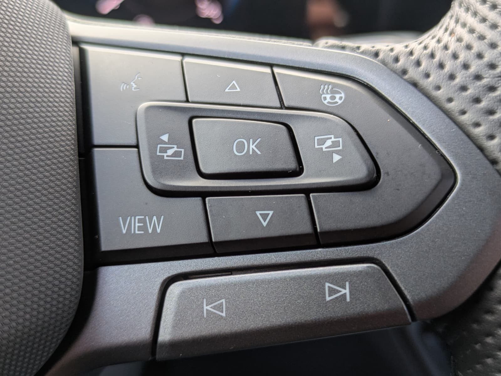 Fahrzeugabbildung Volkswagen Tayron 2.0 TDI 4M R-Line BLACK*7Si*MATRIX*PANO