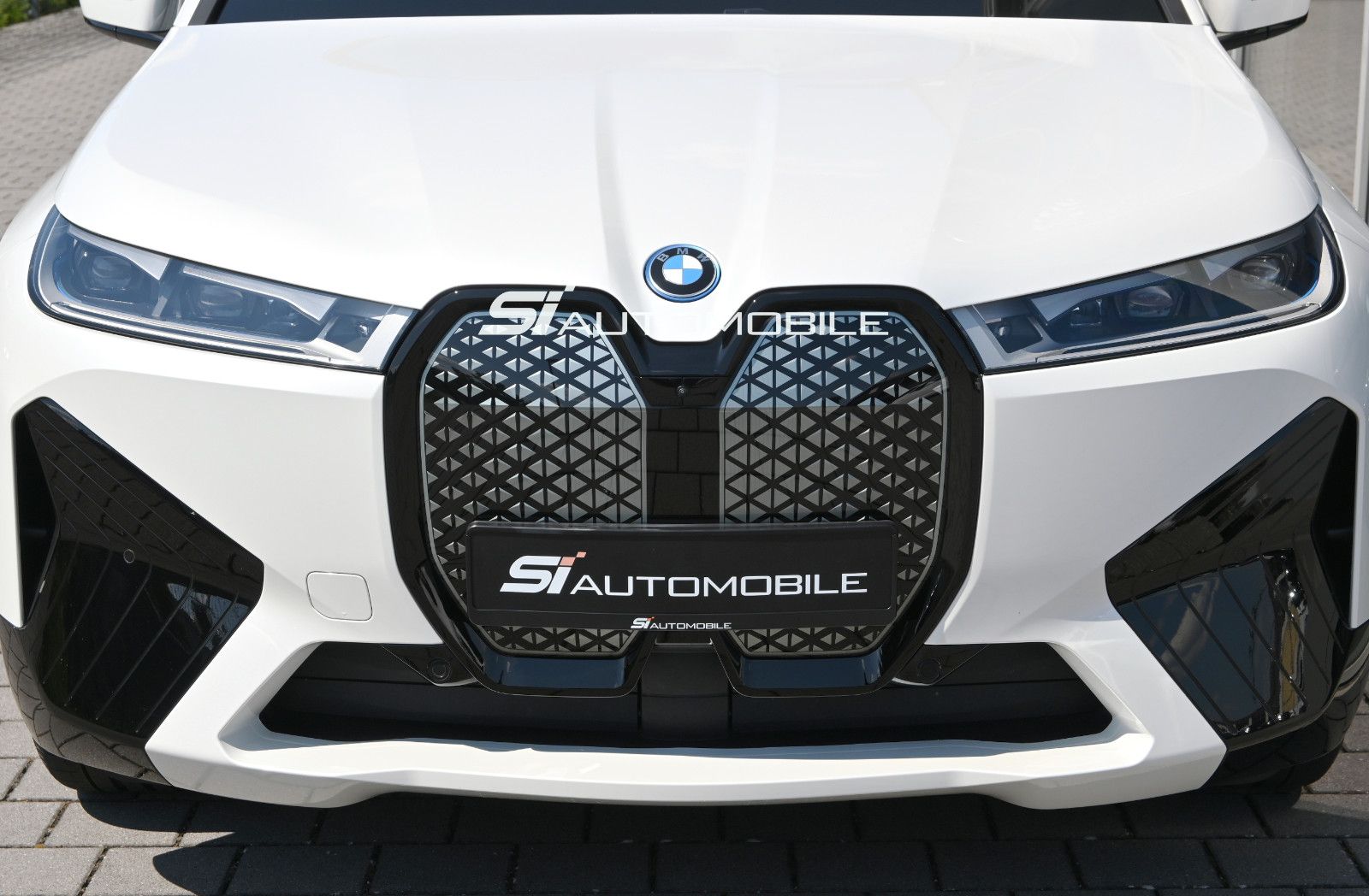 Fahrzeugabbildung BMW iX xDrive50 °AHK°AMIDO°LUFTFEDERUNG°PARKING PROF