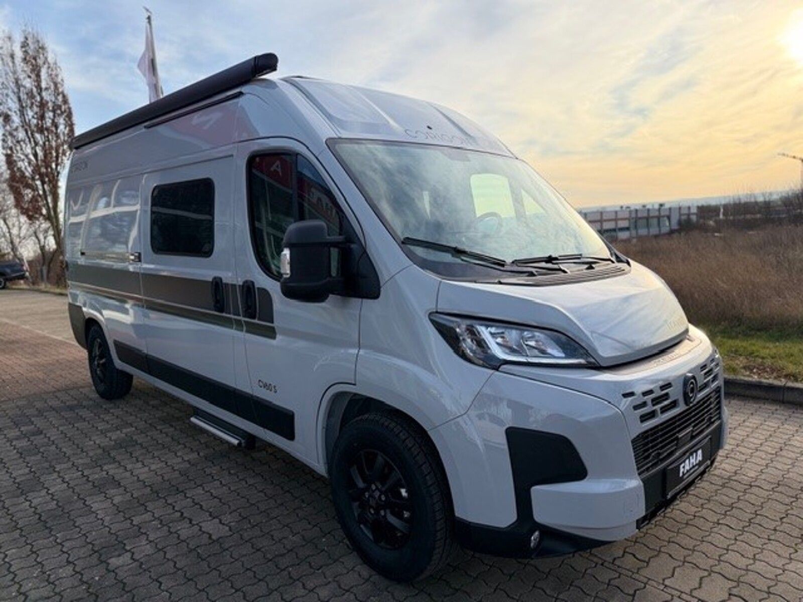 Fahrzeugabbildung CORIGON CV 60 S Solar Markise Travel+ by Hymer