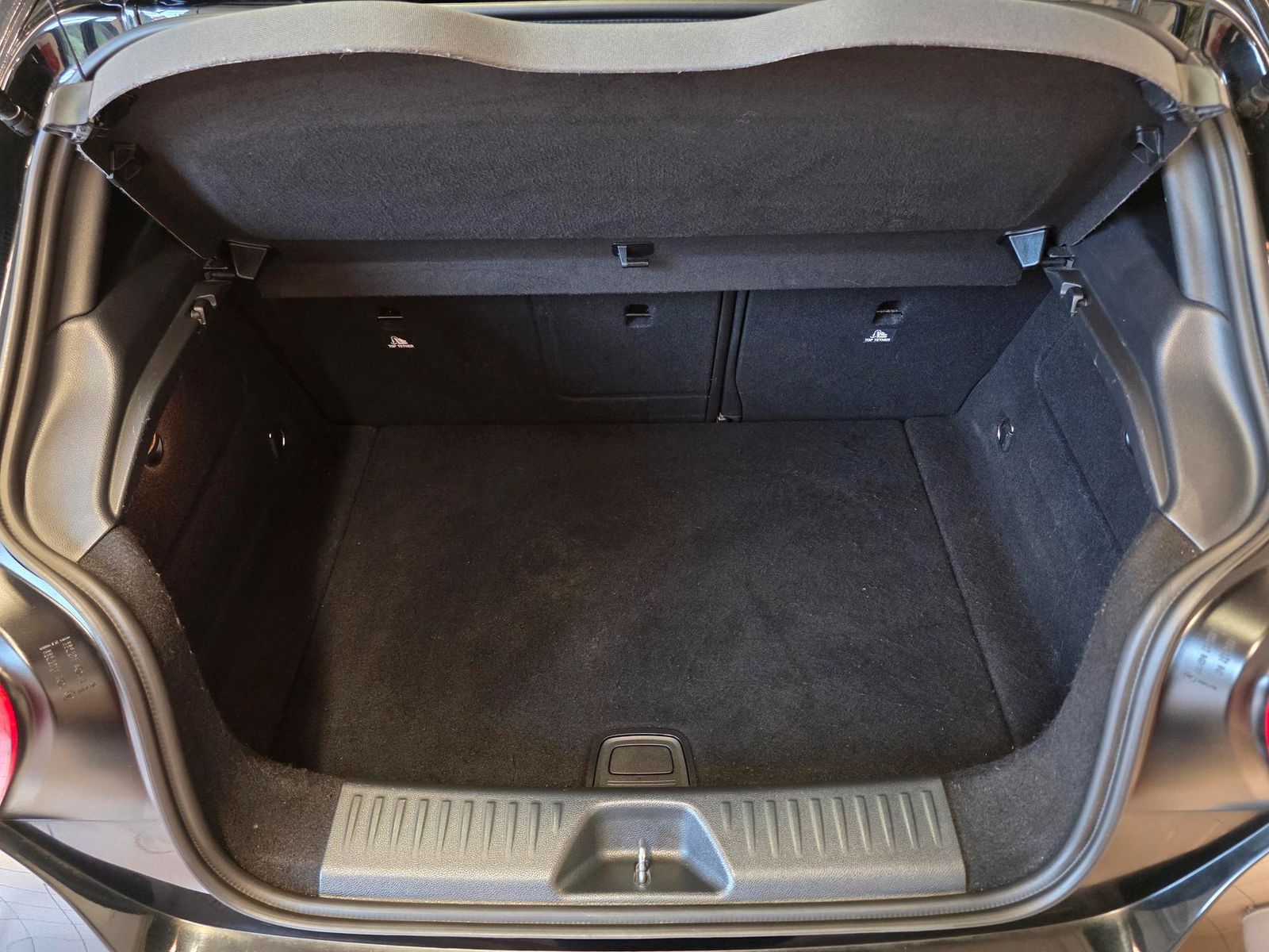 Fahrzeugabbildung Mercedes-Benz A180 Automatik /BiXenon/Navi/Teilleder/Park-As.