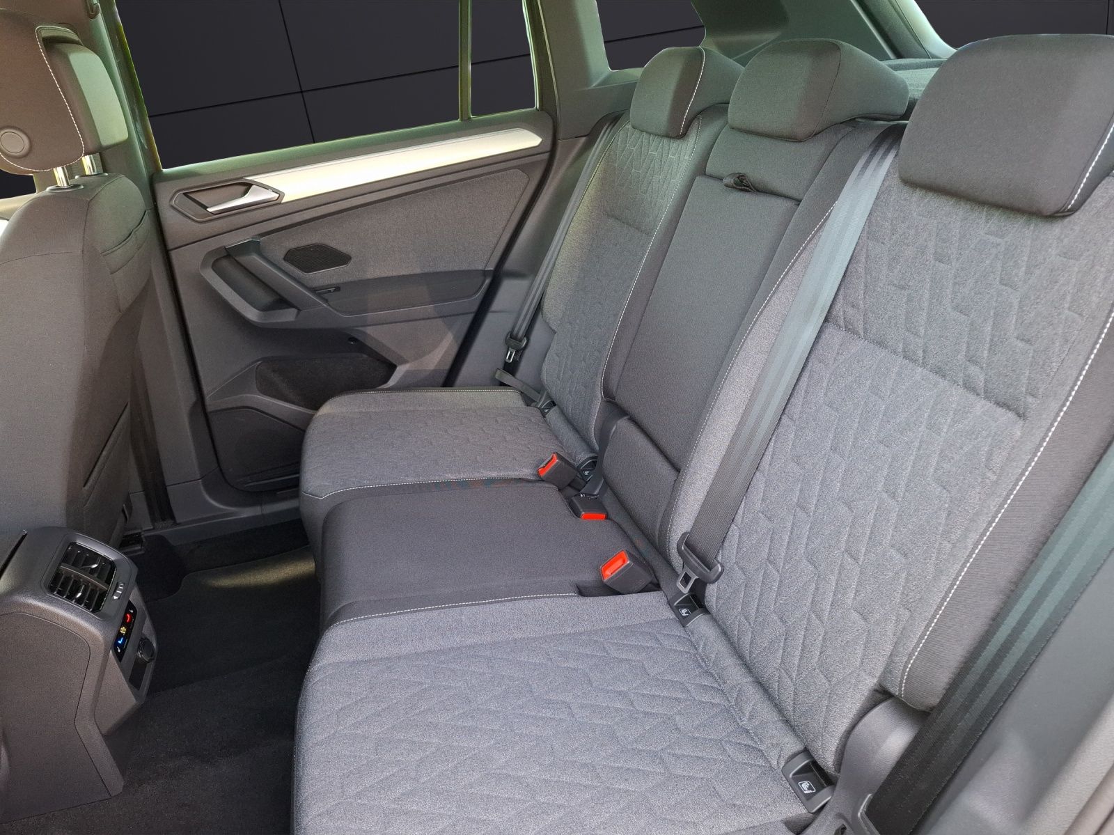 Fahrzeugabbildung Volkswagen Tiguan TDI Move DSG STH Matrix AHK Navi AID ACC