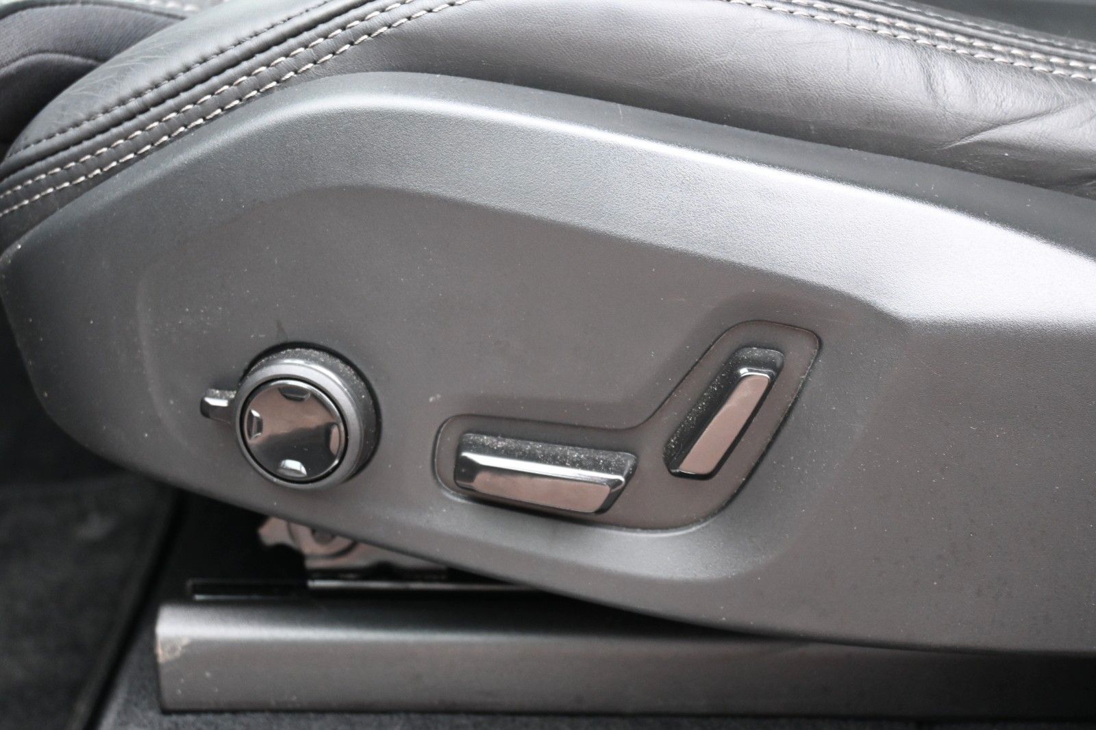 Fahrzeugabbildung Volvo XC90 B5 AWD Ultimate Dark *HUD*B&W*NAV*LUFT*MASS