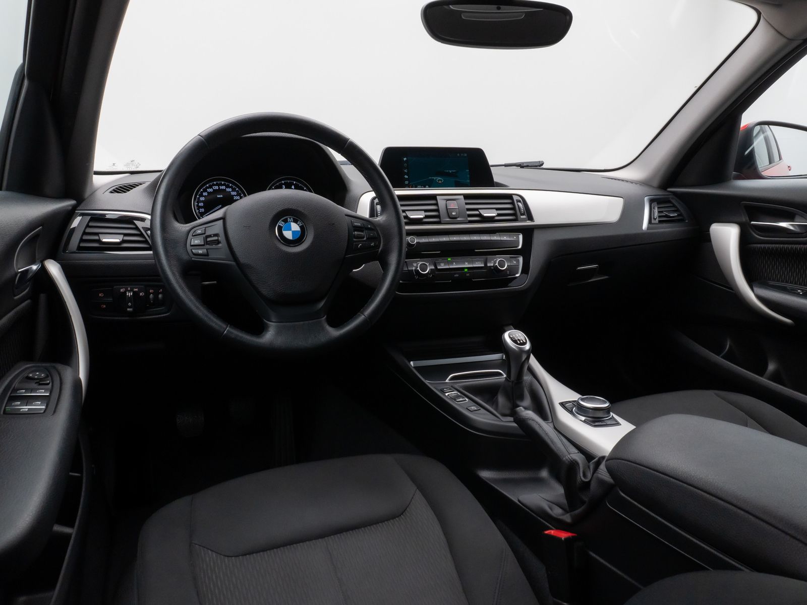 Fahrzeugabbildung BMW 118i Navi WLAN PDC Lordos LED Geschwindigkeitsr