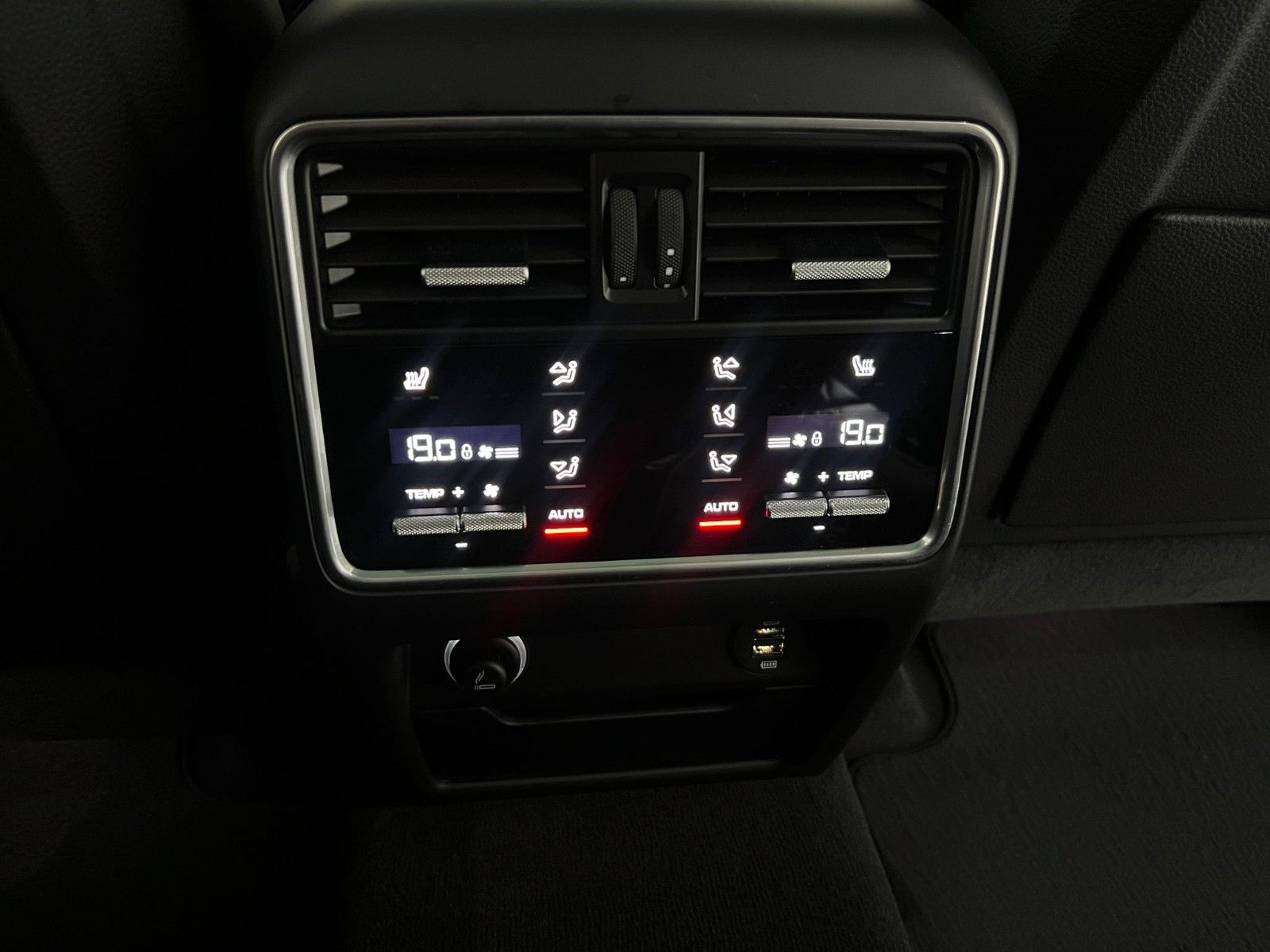 Fahrzeugabbildung Porsche Cayenne Turbo,Matrix-LED,360Kamera,Pano,AHK+WR