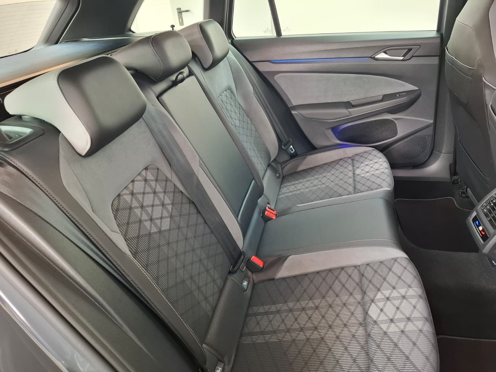 Fahrzeugabbildung Volkswagen Golf VIII Var. R-Line 1.5 eTSI DSG +ACC+Navi+LED