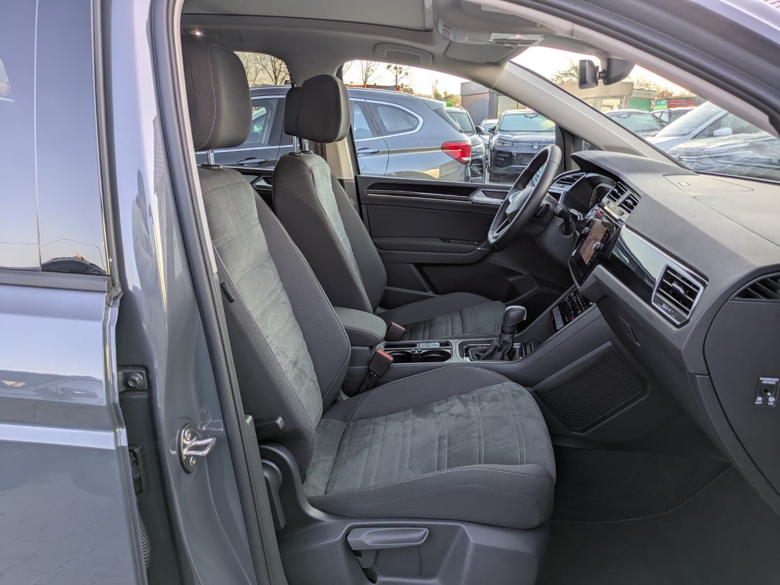 Fahrzeugabbildung Volkswagen Touran 2.0 DSG R-Line High BLACK Pano 7Si IQ AHK