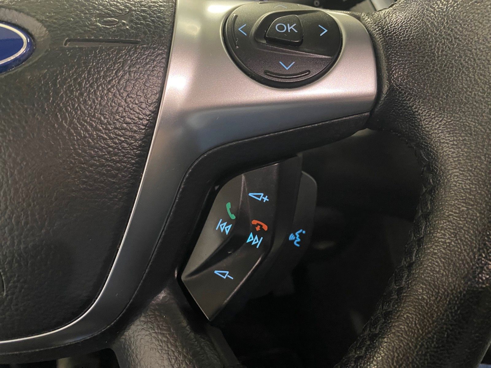 Fahrzeugabbildung Ford Focus 1.6 TDCi Titanium Turnier+NAVI+TELEFON+ALU