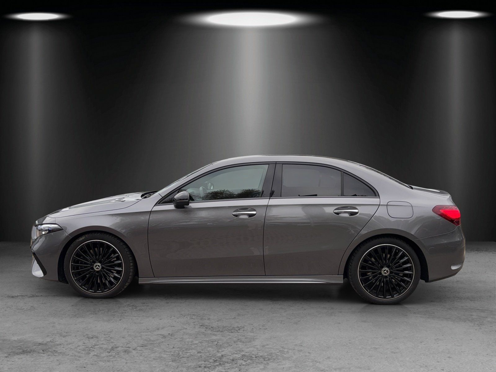 Fahrzeugabbildung Mercedes-Benz A 220 d Limousine AMG Distro MULTIBEAM KeyGO 19"