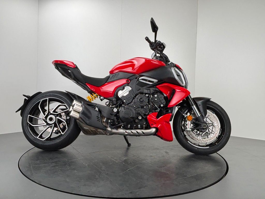 Fahrzeugabbildung Ducati DIAVEL V4 *NEUWERTIG *1. HAND