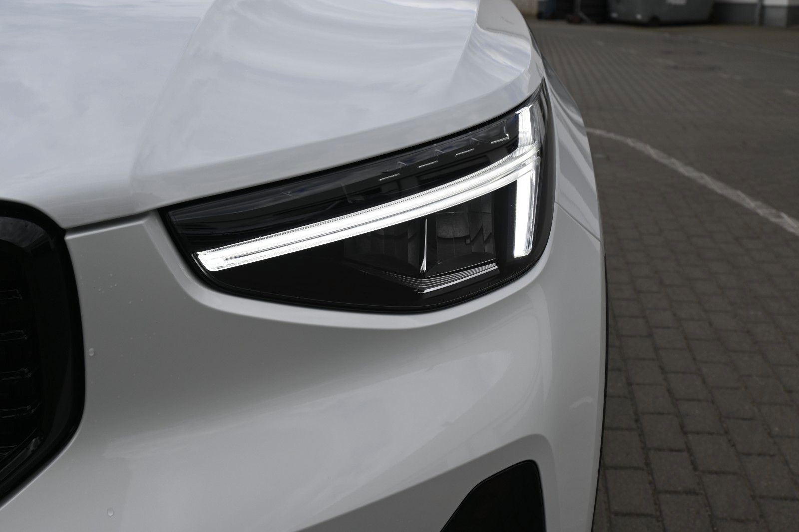 Fahrzeugabbildung Volvo XC40 B4 DKG Plus Black Edition*FSHZG*H&K*ACC*AHK