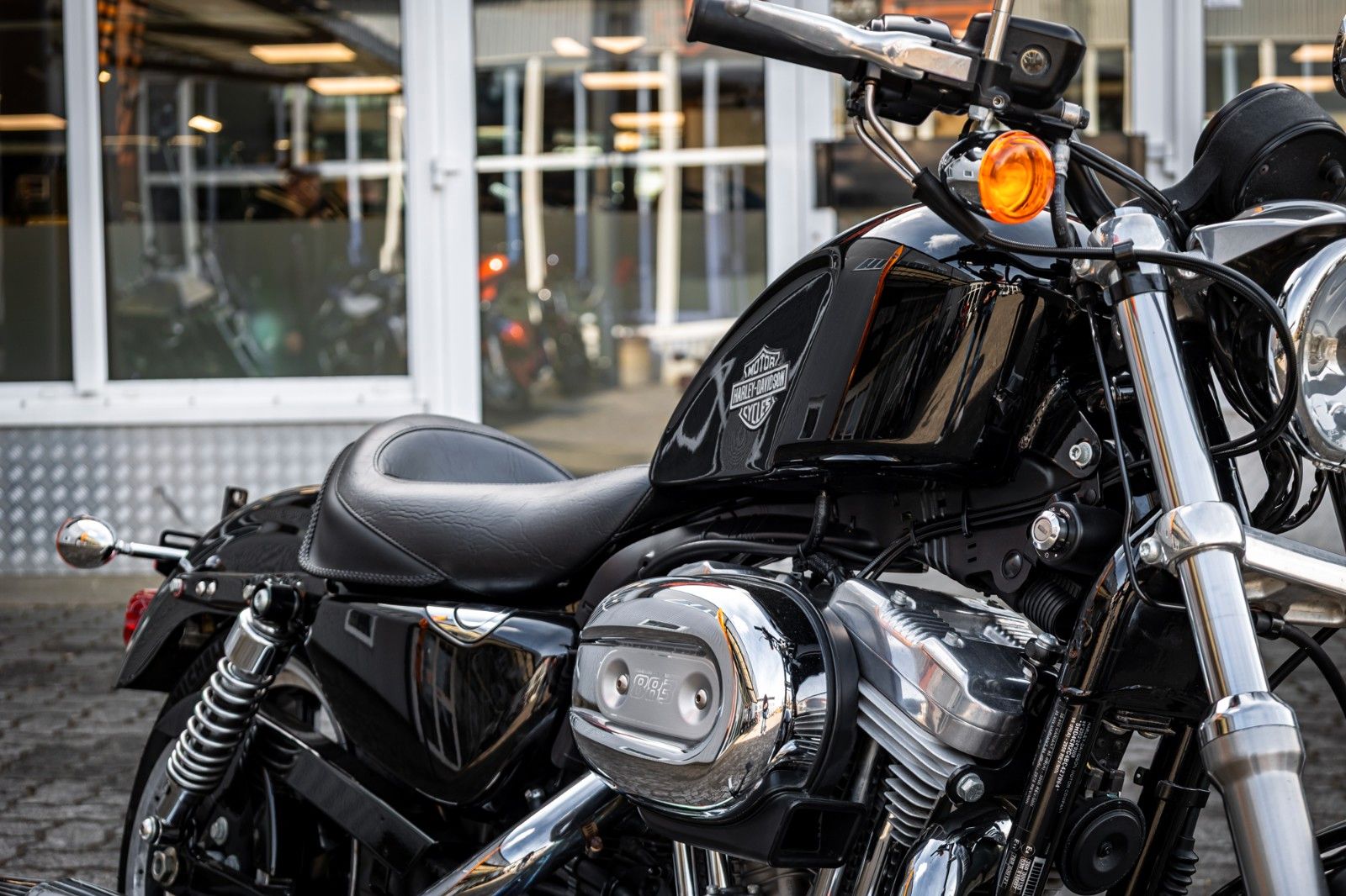 Fahrzeugabbildung Harley-Davidson XL883L SUPERLOW SPORTSTER - VIVID BLACK