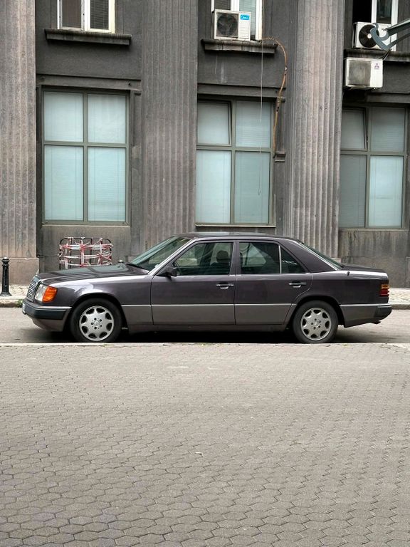 Image of Mercedes-Benz 230