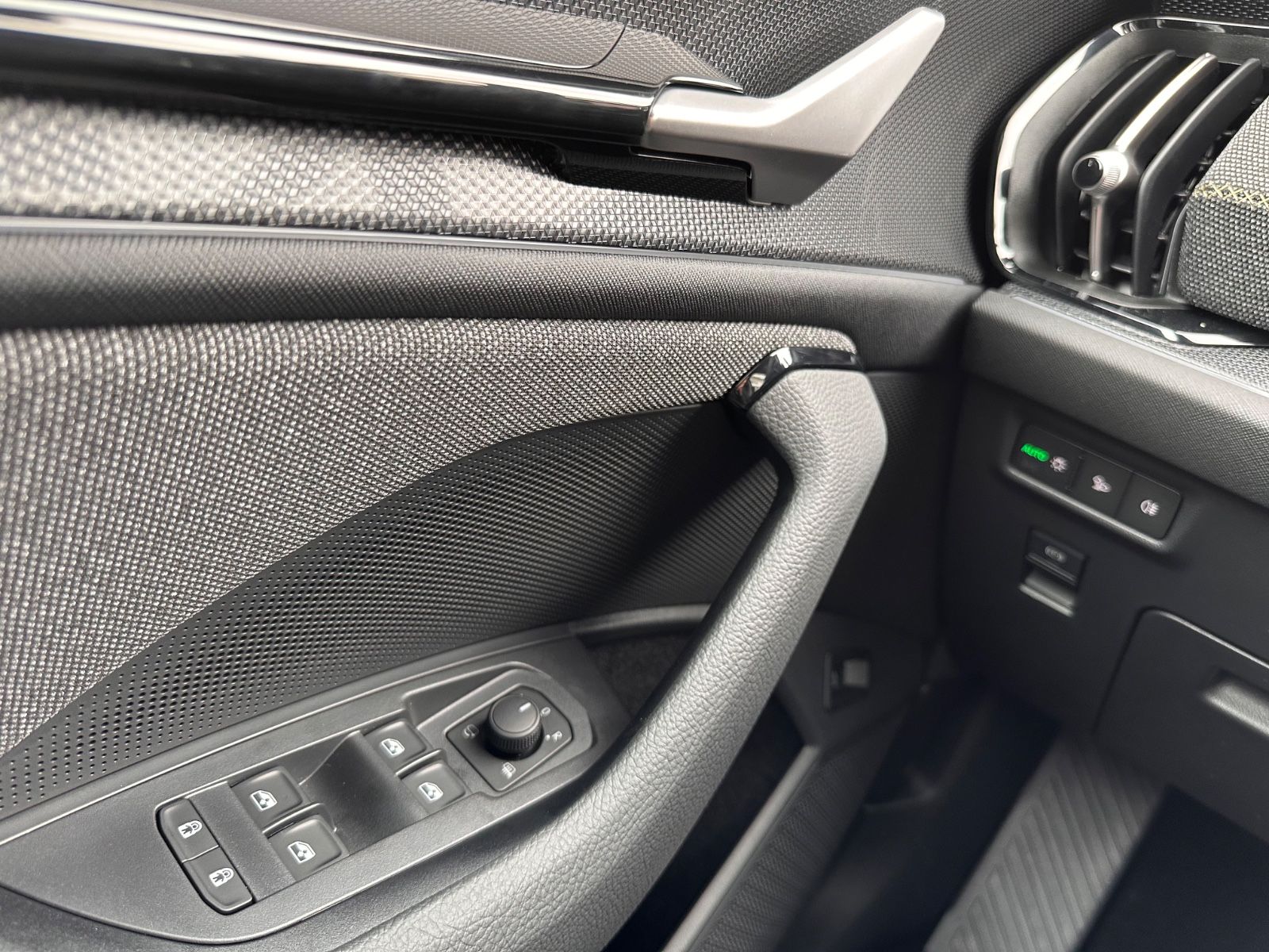 Fahrzeugabbildung SKODA Kodiaq 2.0 TDI 4x4 Selection AHK/7-Sitz/Navi/ACC