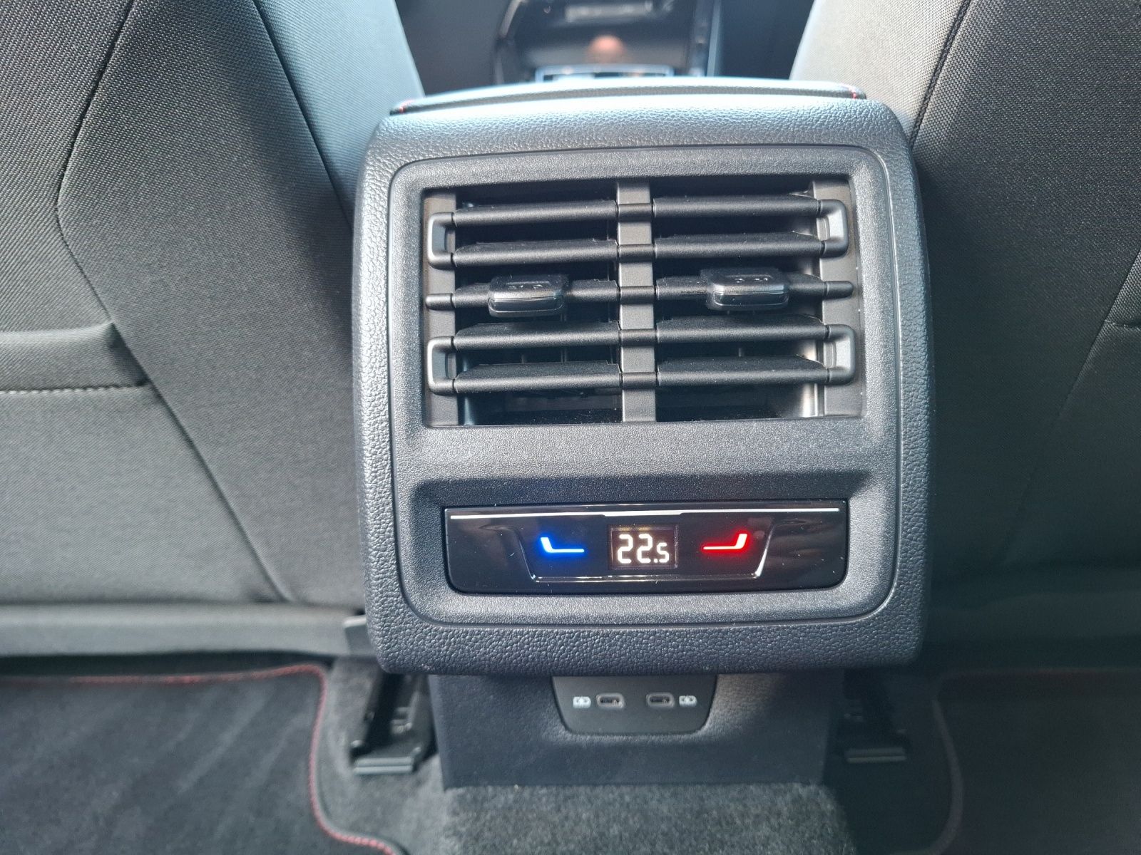 Fahrzeugabbildung Volkswagen Golf VIII GTI DSG LED Navi AID ACC RFK SH 19"