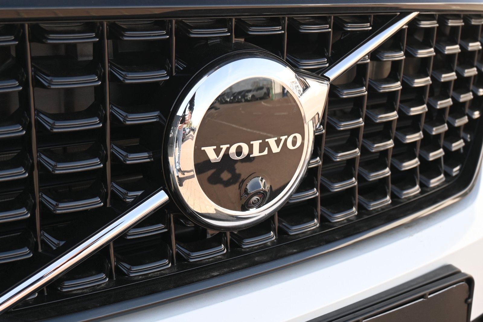 Fahrzeugabbildung Volvo XC40 B3 DKG Plus Dark*H&K*FSHZG*360°*ACC*AHK