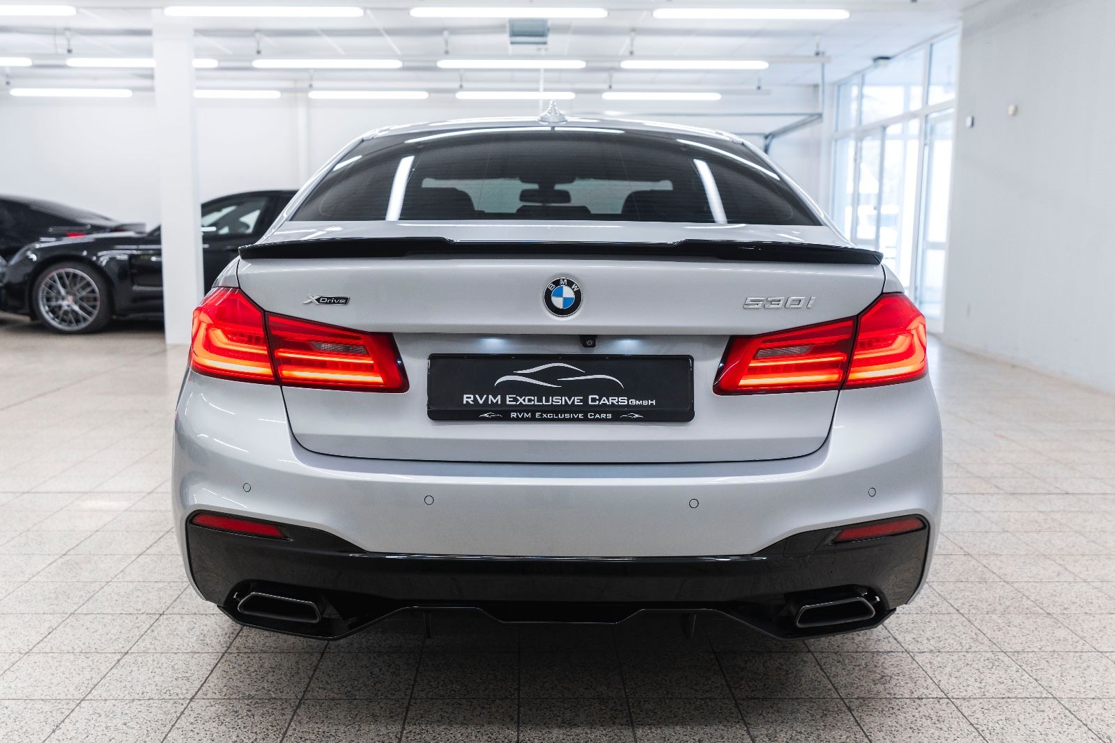 Fahrzeugabbildung BMW 530i xDrive M-Performance HUD LED KAM TOTW NAV