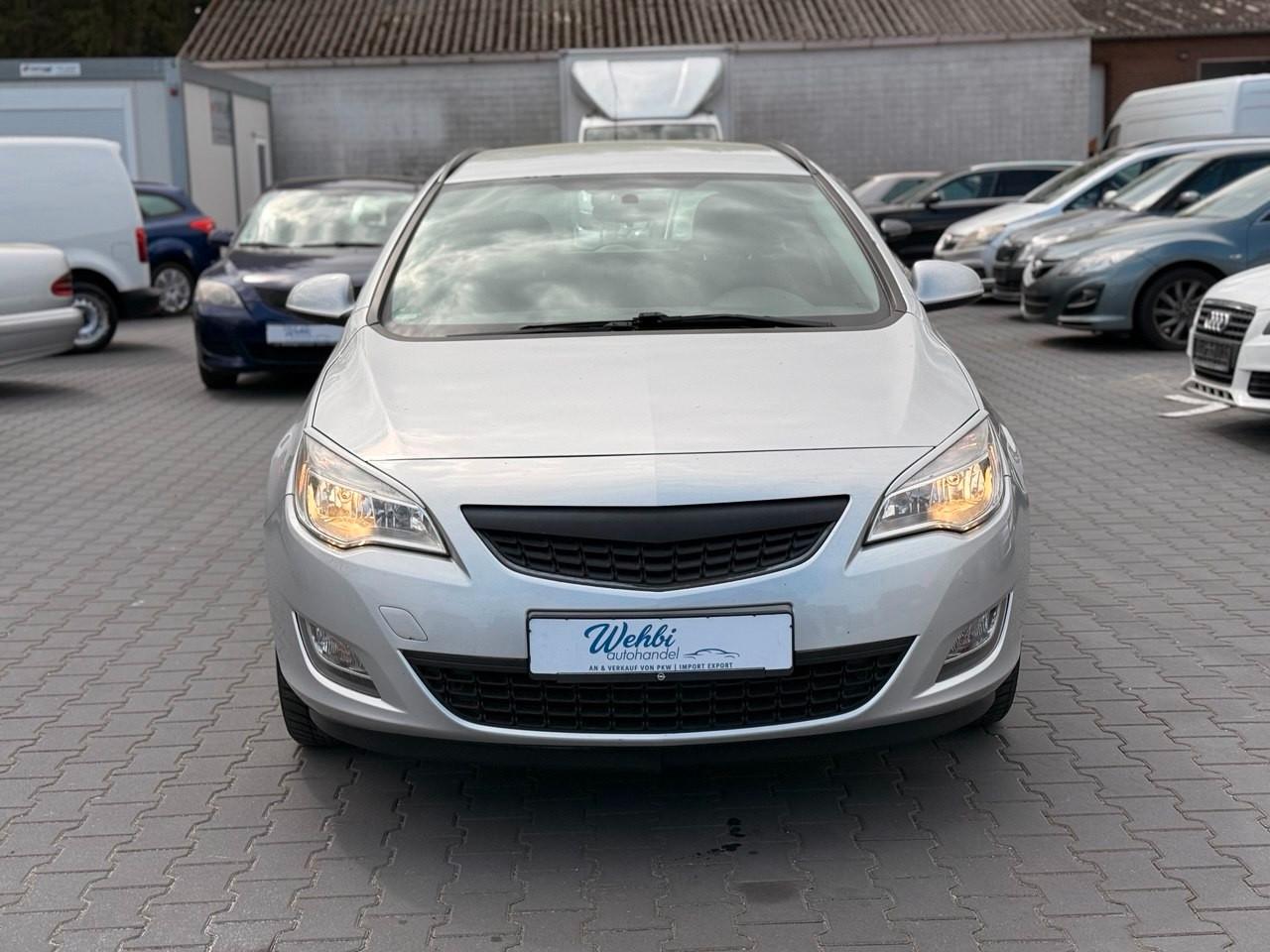 Opel Astra 2012 — rear view