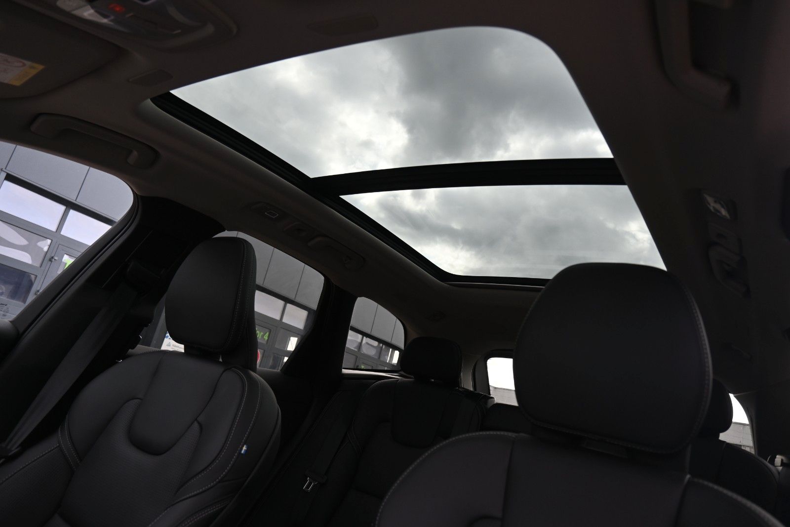 Fahrzeugabbildung Volvo XC60 T8 RC AWD Ultra Dark*LUFT*AHK*ACC*FACELIFT