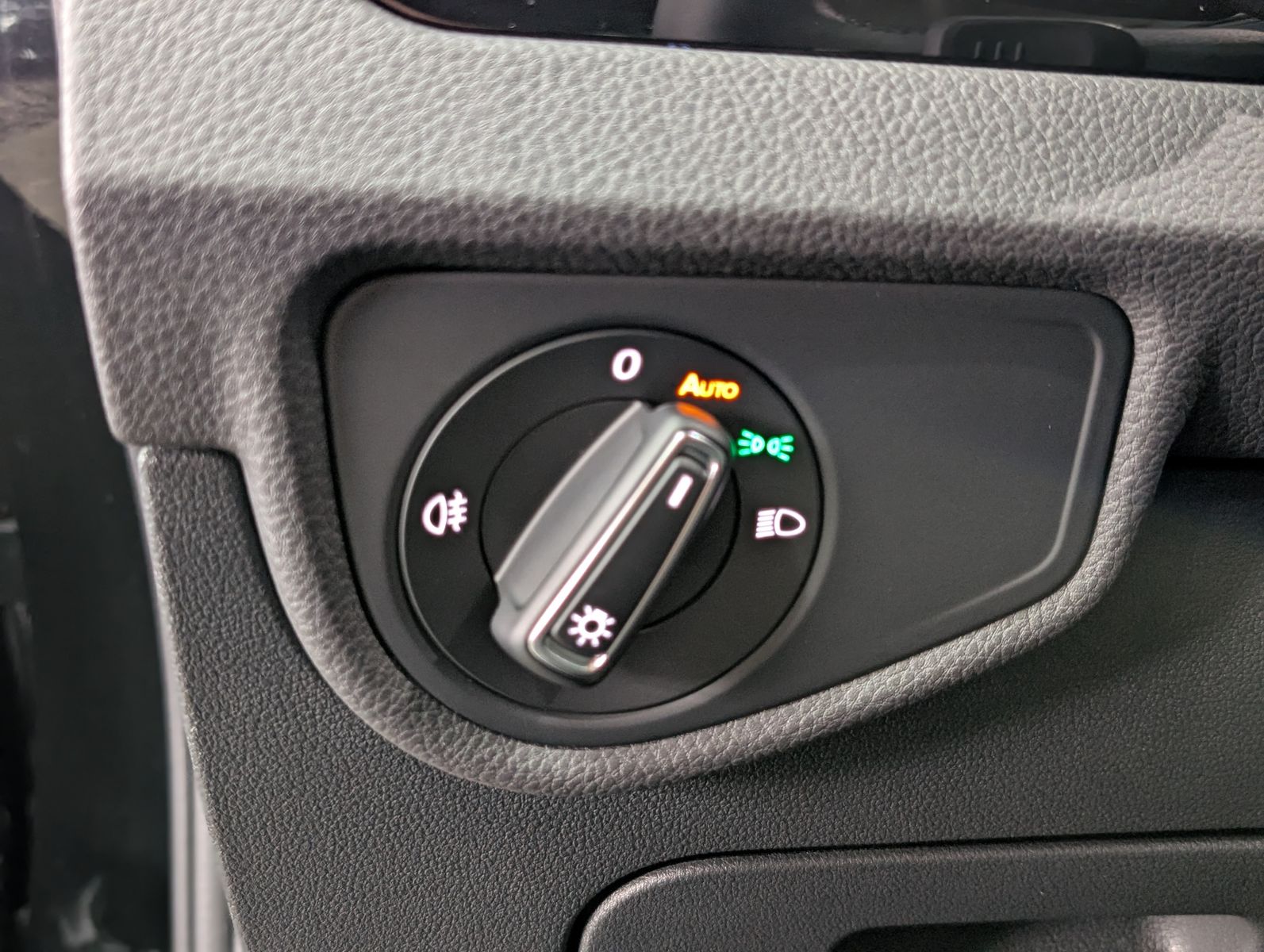 Fahrzeugabbildung Volkswagen Touran R-LINE HIGHLINE BLACK PANO AHK 7S KINDERS