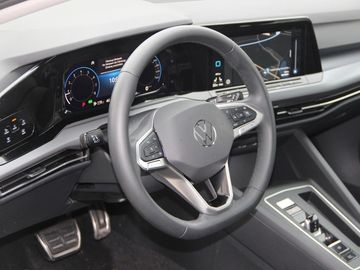 Volkswagen Golf VIII Variant 1.5 eTSI DSG Active KLIMA LED