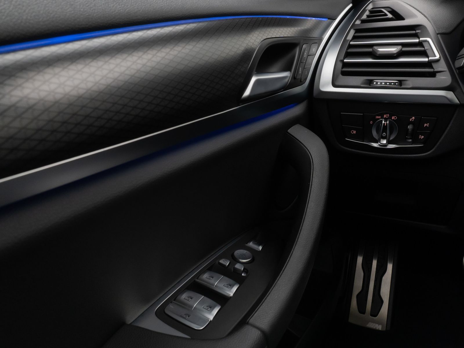 Fahrzeugabbildung BMW X3 xD20d M Sport Panorama Kamera Laser HUD HiFi