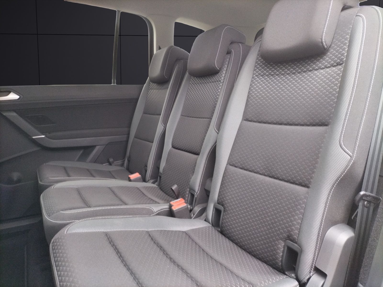 Fahrzeugabbildung Volkswagen Touran TSI Active STH LED Navi ACC Park-Assist S