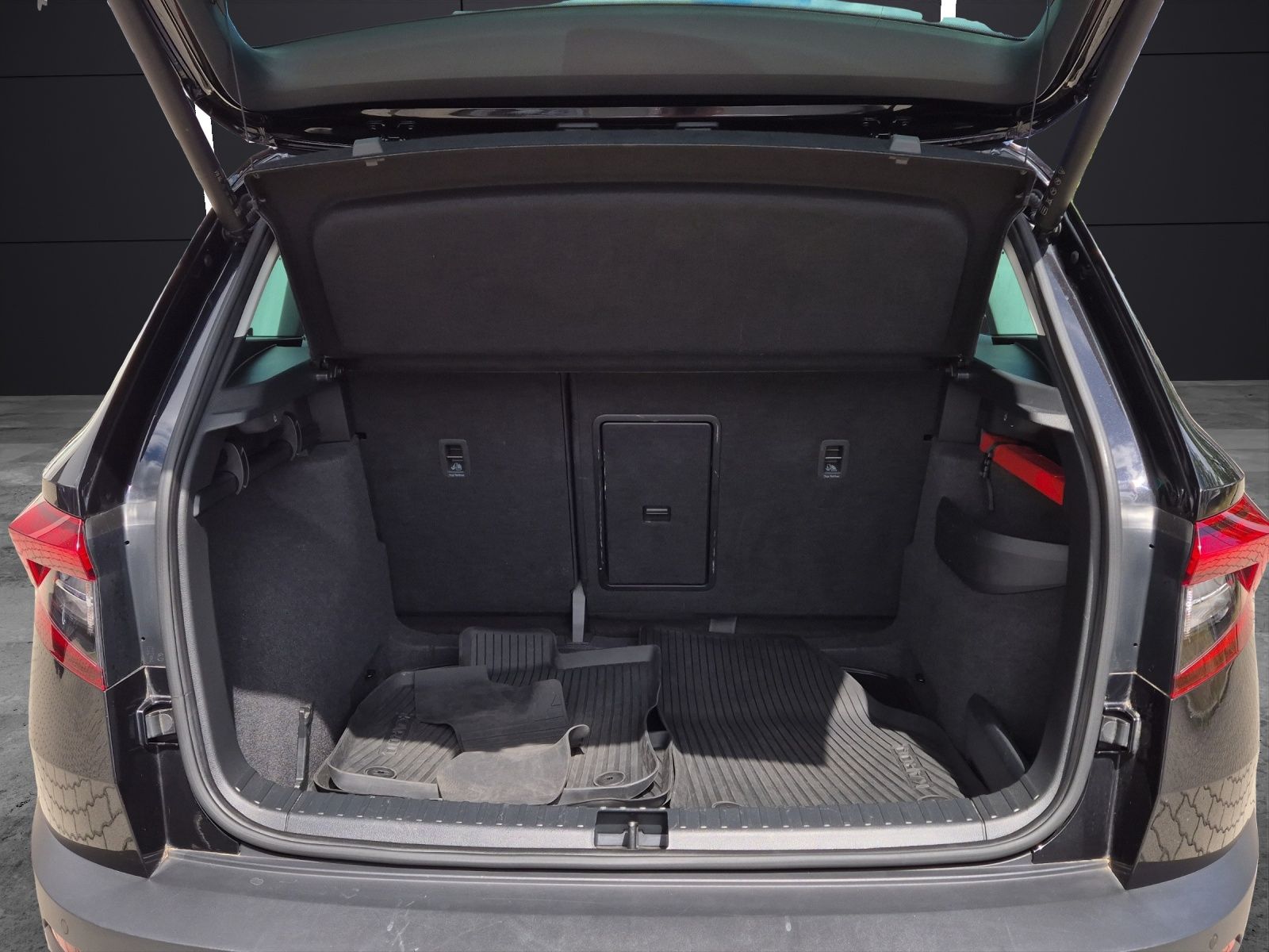 Fahrzeugabbildung SKODA Karoq TSI Clever DSG LED AHK Navi VC ACC RFK SH