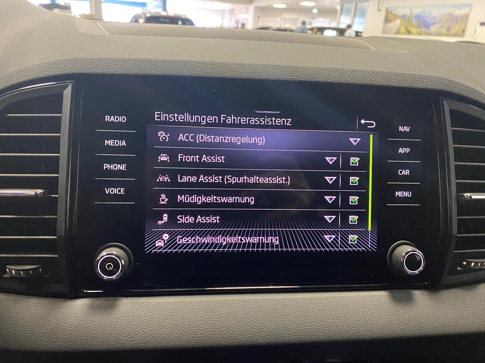 Fahrzeugabbildung SKODA Karoq 1.5 ACT SPORTLINE+5J GA+MATRIX+ACC+360+AHK