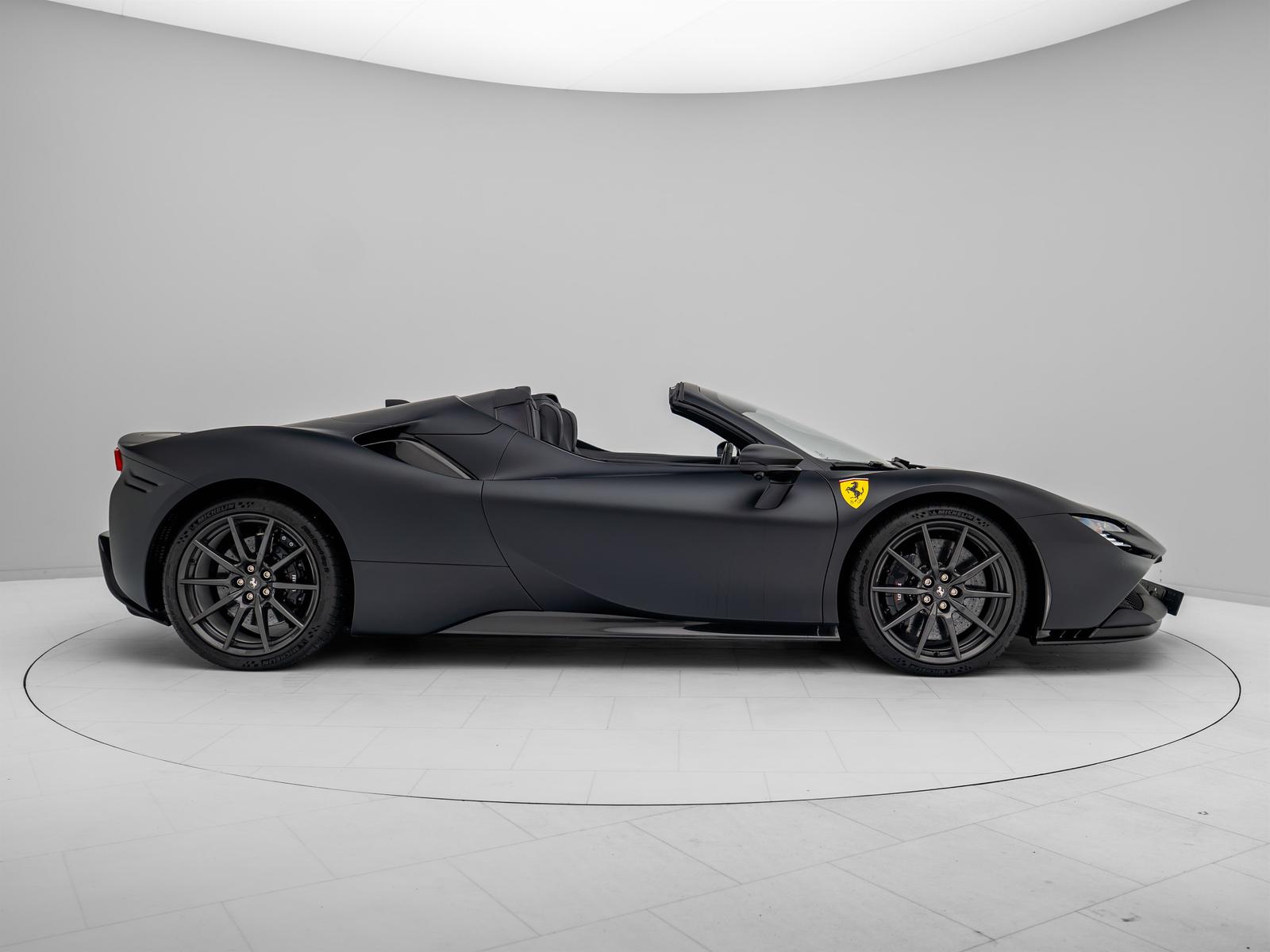Ferrari SF90 Spider NERO OPACO - FERRARI HAMBURG