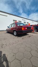 BMW  E30 320i Limousine  - BMW 320 aus 1988: 320i