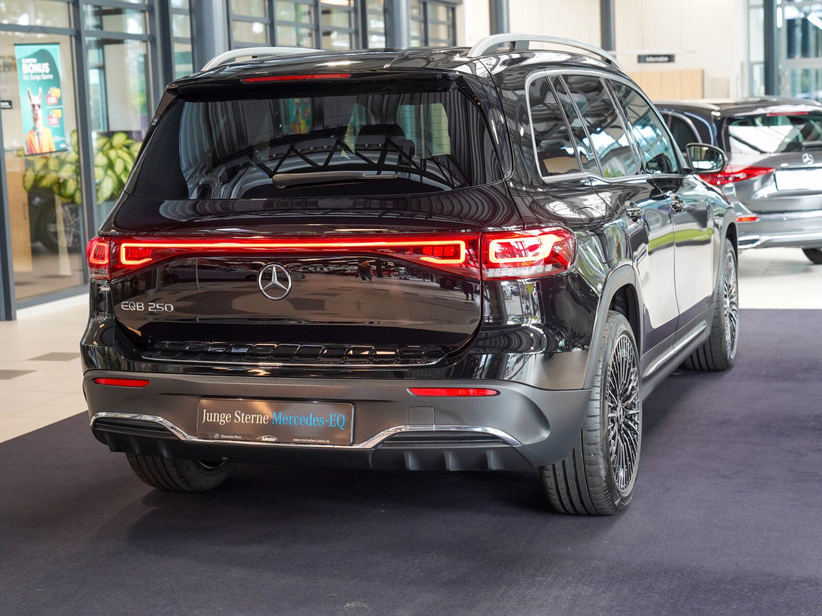Mercedes-Benz EQB 250 AMG-Line Vielspeichenrad Ambientelicht imagem 3
