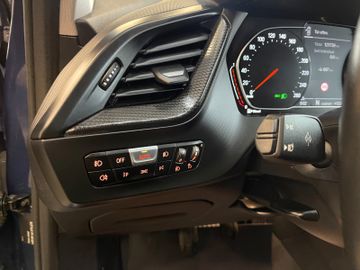 BMW 118 d Sport Line *LED*PDC*CARPLAY*TOUCH*SHZ*TEMP
