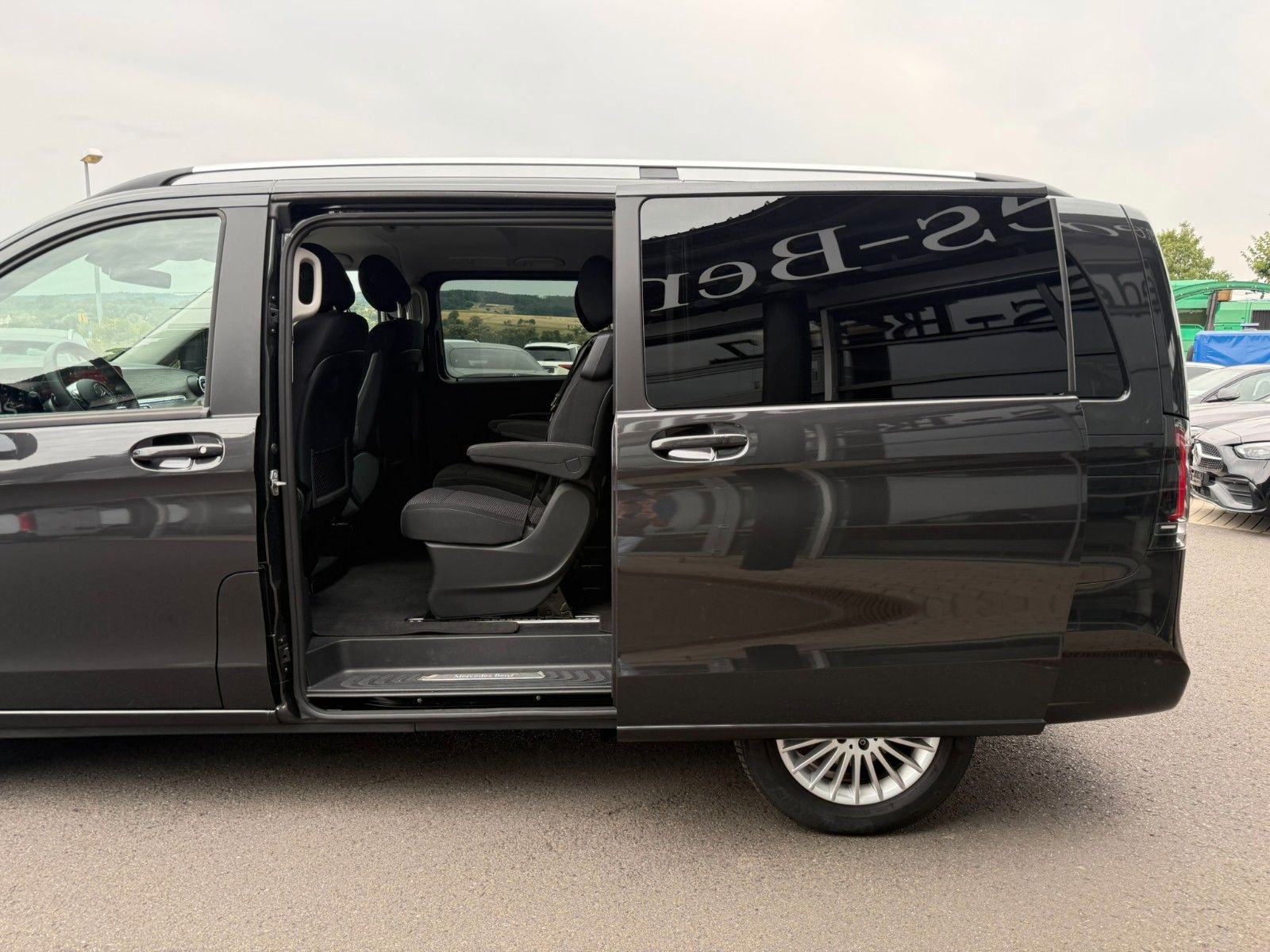 Fahrzeugabbildung Mercedes-Benz V 300 d STYLE 4MATIC AHK2,5t DISTRONIC MULTIBEAM