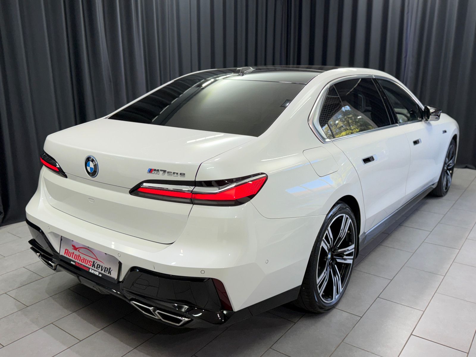 Fahrzeugabbildung BMW M760 e xDrive M-SPORT|TV|B&W|SKY-LOUNGE|MEGAVOLL