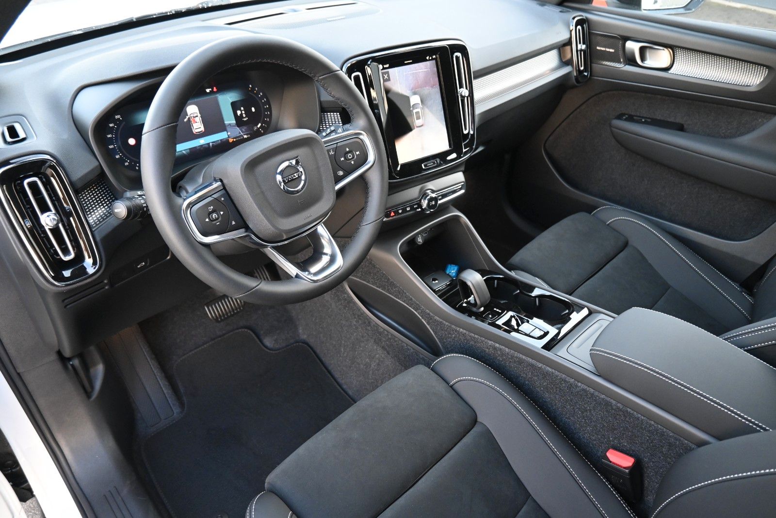 Fahrzeugabbildung Volvo XC40 B4 DKG Plus Black Edition*STDHZG*360*ACC