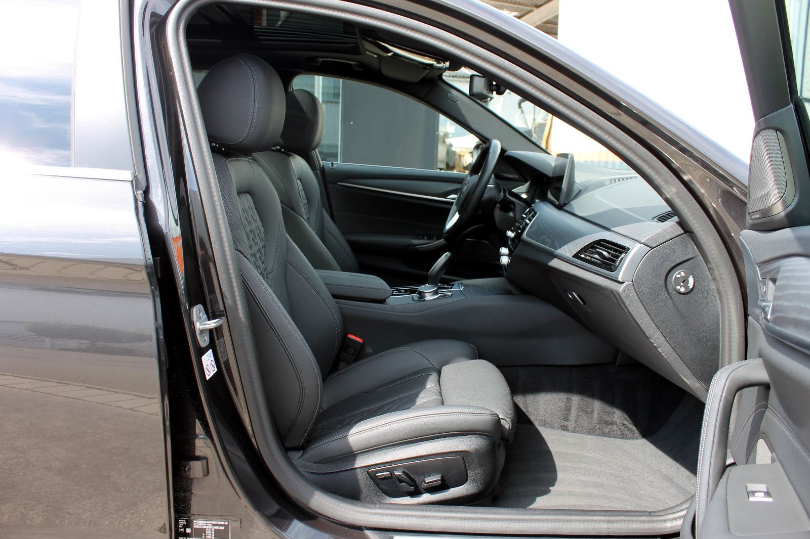 Fahrzeugabbildung BMW 520d Touring Aut. LED ACC KAM PANO HUD AHK StHz