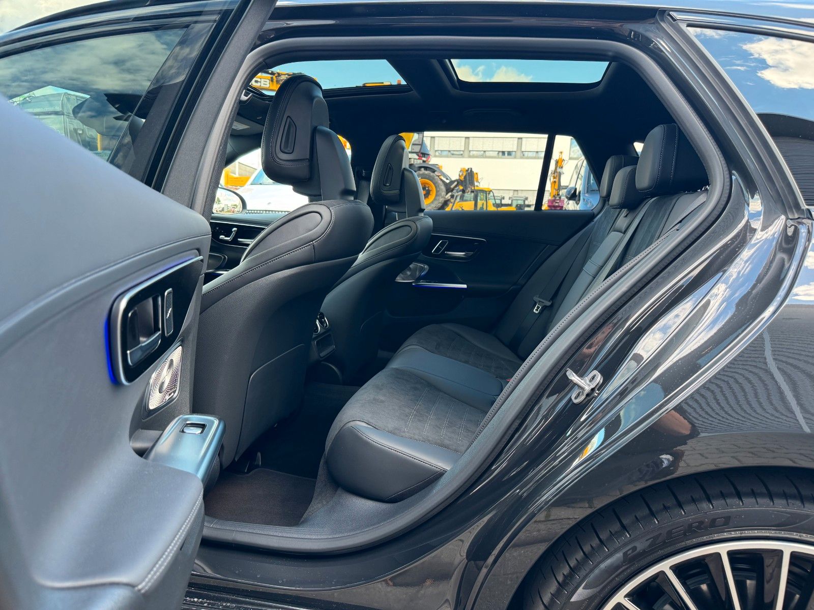 Fahrzeugabbildung Mercedes-Benz C 220 d T AMG Burm+AHK+Pano+360°+Distr+Memory