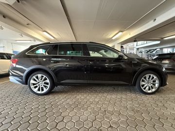 Fotografie des Skoda Superb Combi 2,0l TDI DSG Scout 4x4
