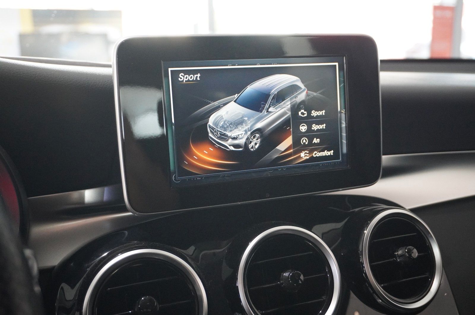Fahrzeugabbildung Mercedes-Benz GLC 220D EXCLUSIVE 4-MATIC NAVI/LED/SHZ/TEMP/AHK
