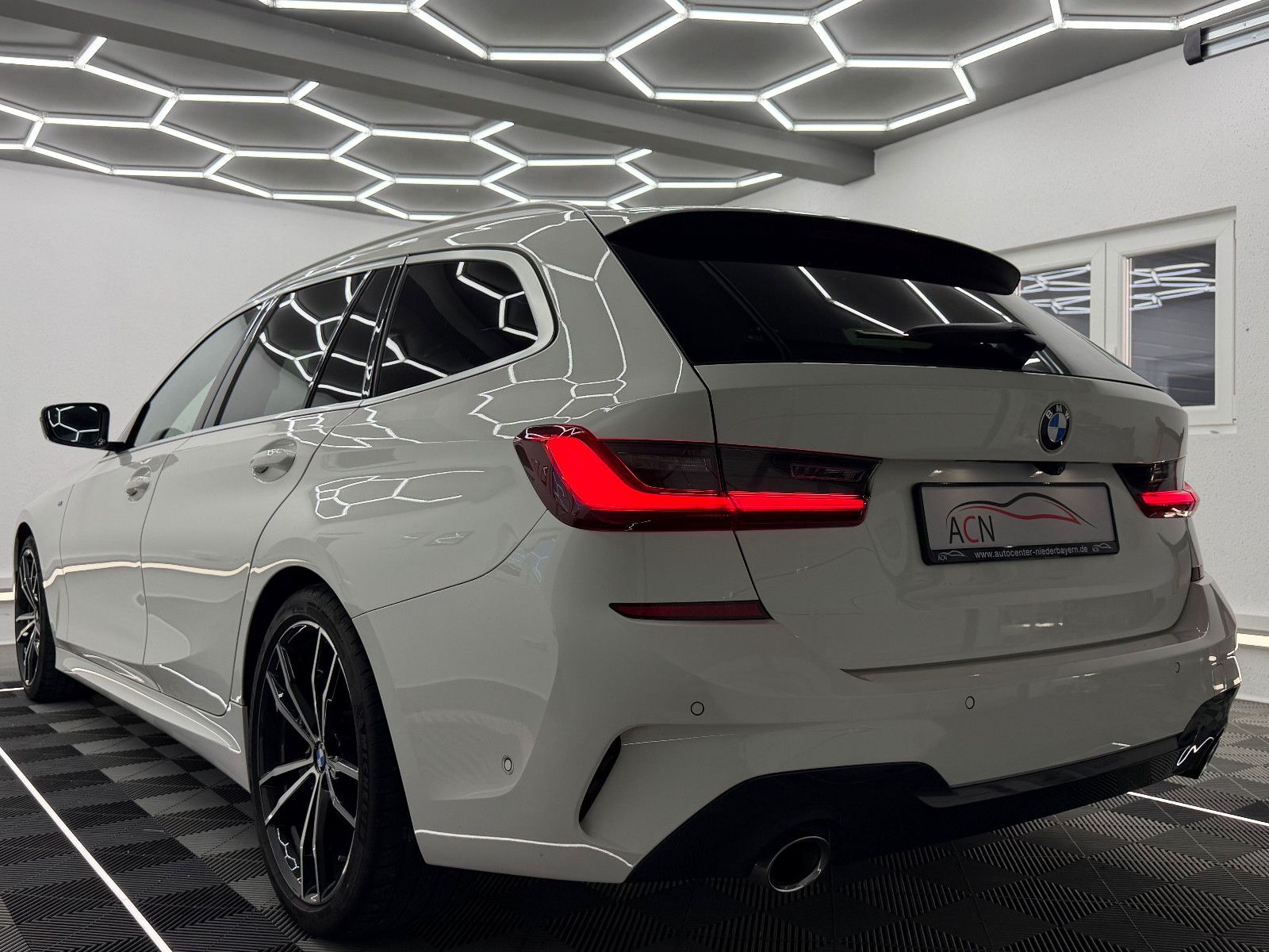 Fahrzeugabbildung BMW 320 d M SPORT/LIVE COCKPIT/MEMORY/HuD/AHK/LASER