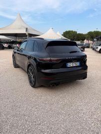 Porsche Cayenne - 4
