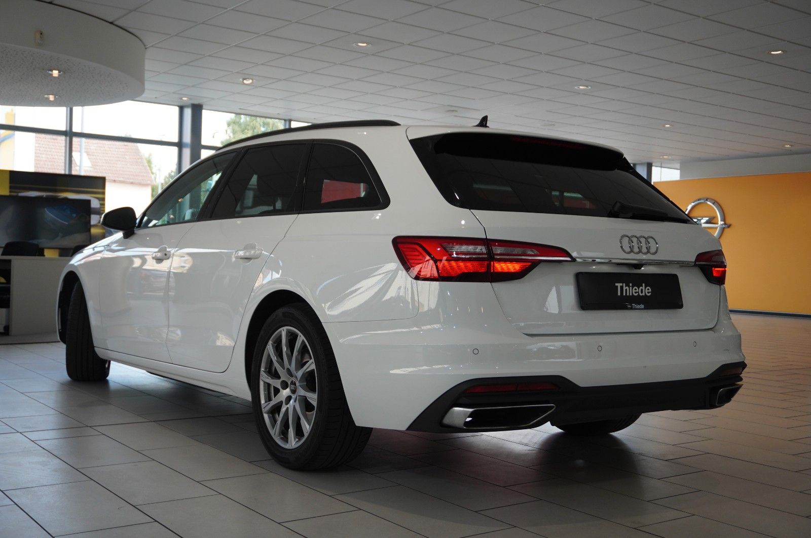Fahrzeugabbildung Audi A4 Avant 35 TDI S-TRONIC NAVI/LED/KAMERA/SHZ/DAB