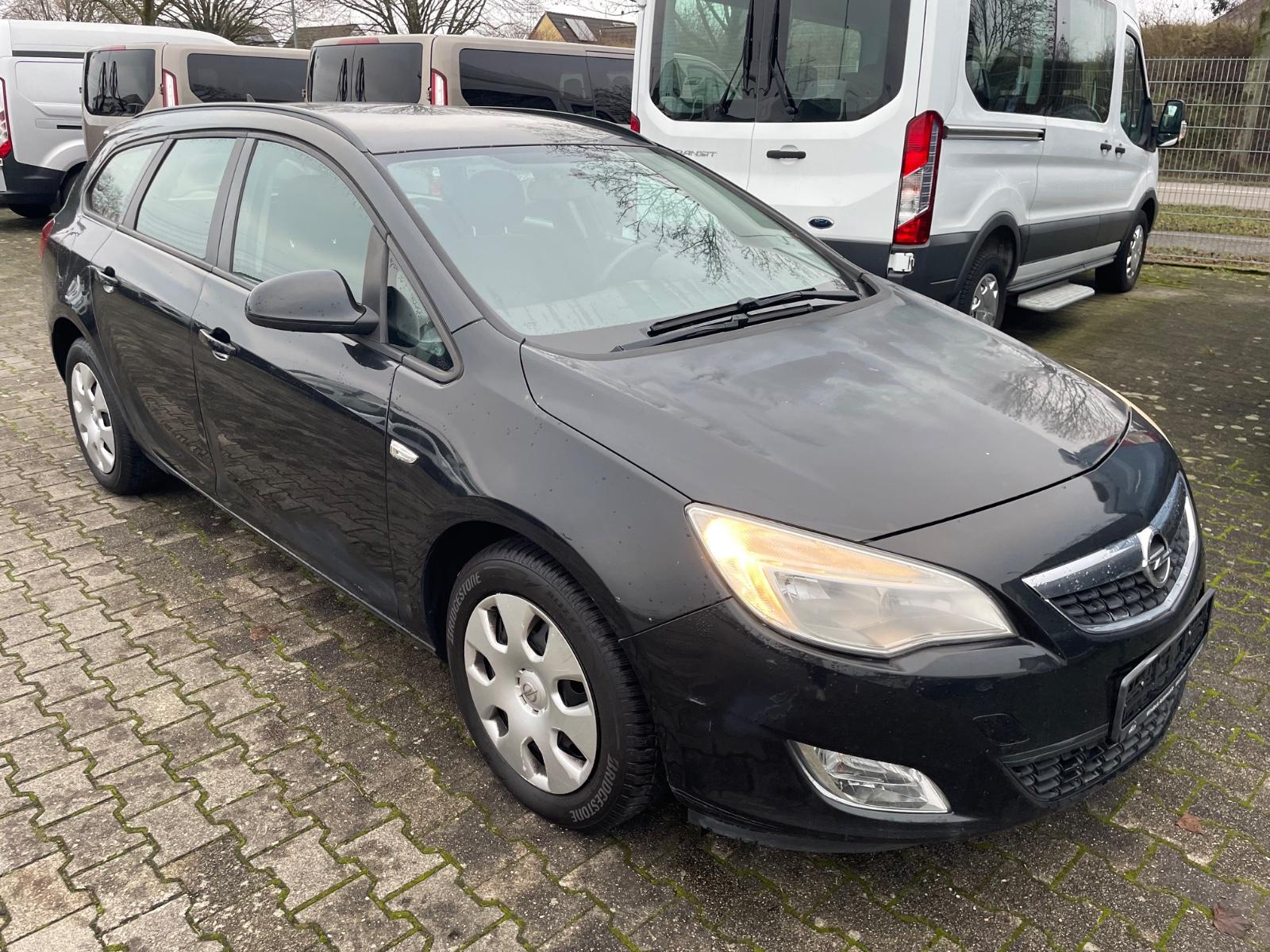Opel Astra 2012 — rear view