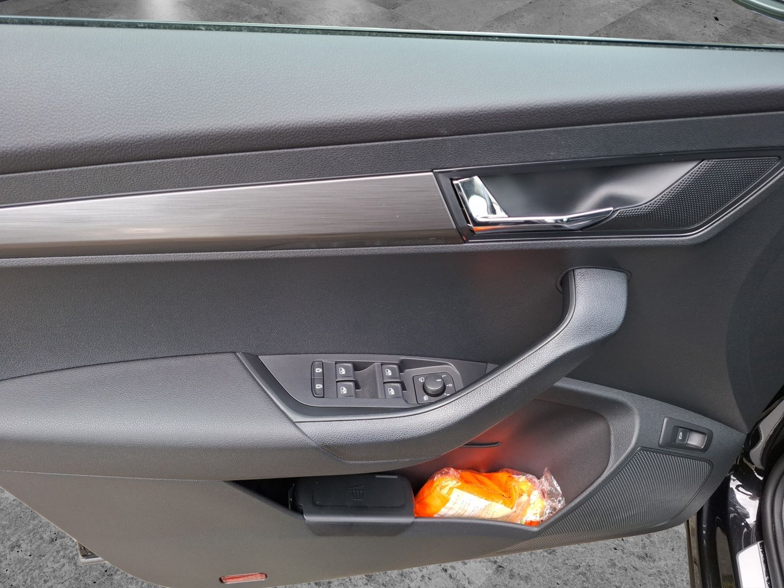 Fahrzeugabbildung SKODA Karoq TSI Drive-125 DSG LED Navi AID ACC RFK SH
